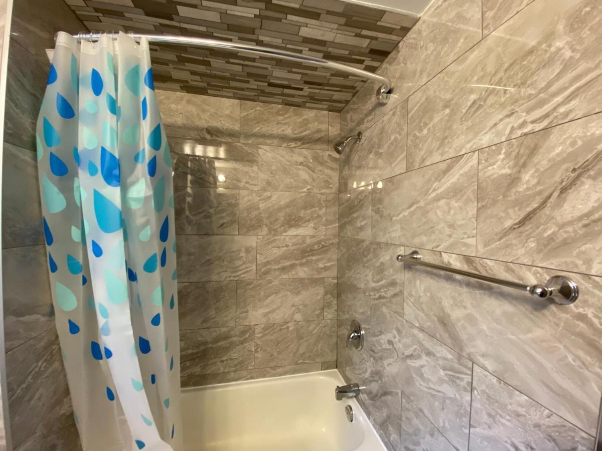 Yonge And Finch Subway !S Spacious And Modern Private Bd With Shared Bathroom Toronto Bagian luar foto